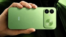 هاتف REDMI K100 باللون الأخضر الفاتح مع شعار REDMI وكاميرتين خلفيتين وتصميم دائري على ظهر الهاتف.
