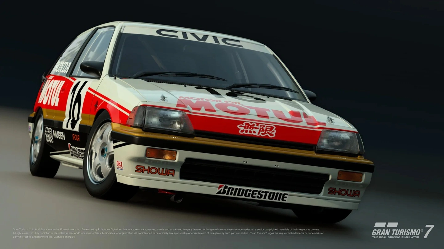 يد تحكم PS5 DualSense أثناء استعراض السيارات الجديدة ومضمار Sportsland Sugo في تحديث Gran Turismo 7 Spec IV.