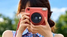 كاميرا Fujifilm instax SQUARE 2 الفورية باللون الوردي مع عدسة كبيرة وفلاتر ألوان جديدة