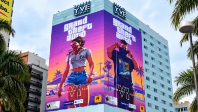 حملة GTA 6 الترويجية على واجهة فندق YVE Miami في ميامي، مع ظهور شخصيتي جيسون ولوسيا وموعد إطلاق اللعبة في 19 نوفمبر 2026.