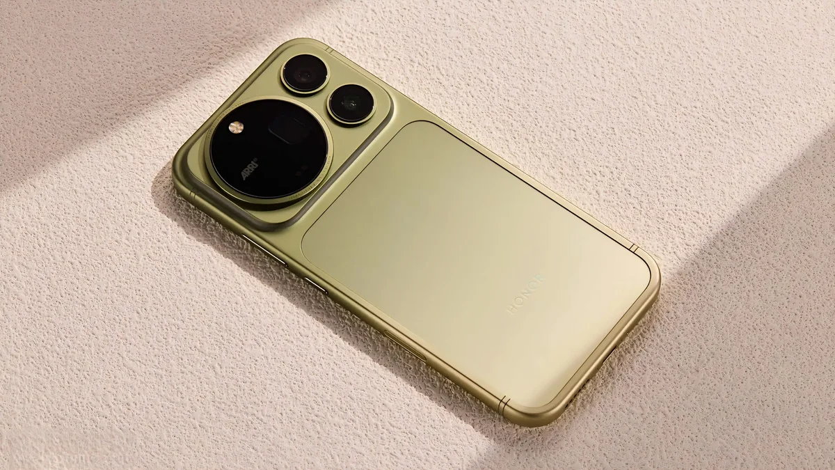 هاتف HONOR Magic9 Pro Max باللون الأخضر الطحلبي مع تصميم كاميرات خلفية دائري مستوحى من السينما.