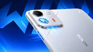 جهاز HONOR Win Tablet باللون الفضي مع تصميم نظام التبريد النشط ومنافذ تدفق الهواء باللون الأزرق.