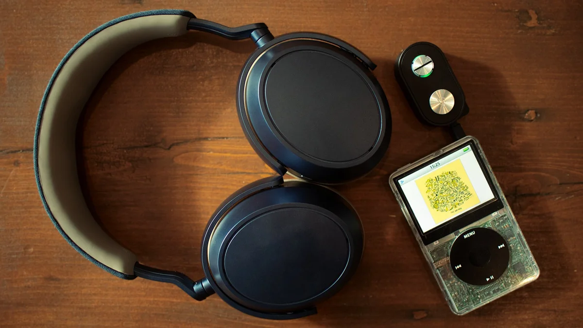 جهاز iFi UP Travel Max يضيف اتصال Bluetooth إلى مشغل Apple iPod القديم وسماعات الرأس اللاسلكية
