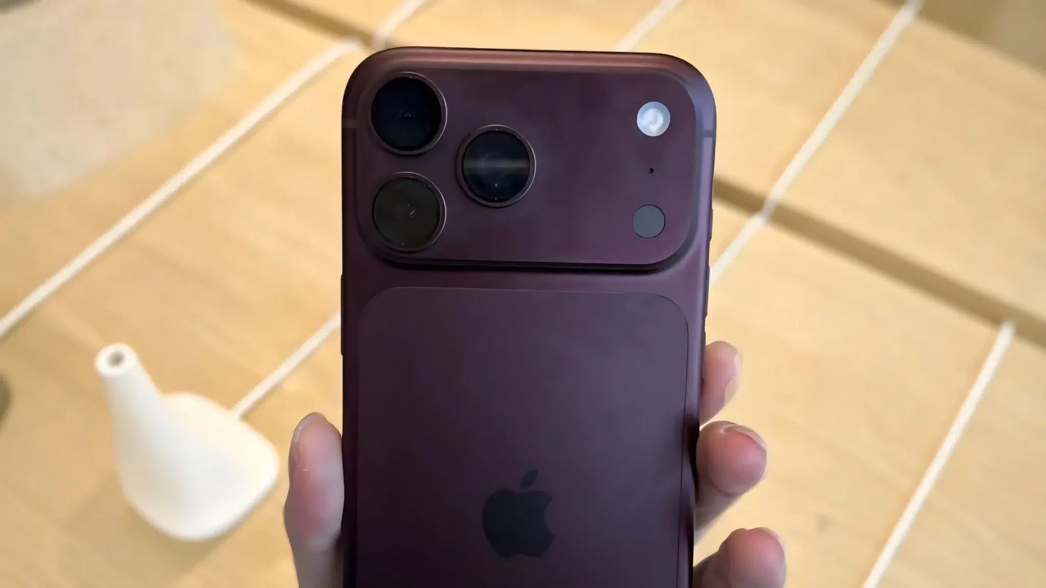 iPhone 18 Pro Burgundy مع تغير اللون حول الكاميرات