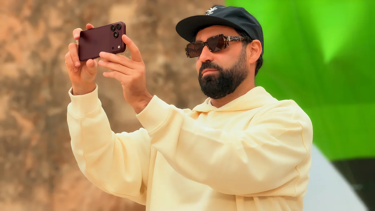iPhone 18 Pro Max أثناء تصوير عرض أزياء Les Benjamins في كابادوكيا بتركيا