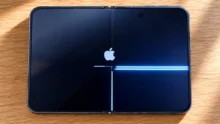 شاشة iPhone Duo القابل للطي تظهر بها خطوط مضيئة تشير إلى عطل في الشاشة الداخلية