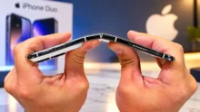 اختبار متانة مفصلة iPhone Duo القابل للطي مع الضغط على جانبي الجهاز لإظهار مرونة المفصلة ومقاومتها للثني.