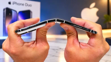 اختبار متانة مفصلة iPhone Duo القابل للطي مع الضغط على جانبي الجهاز لإظهار مرونة المفصلة ومقاومتها للثني.