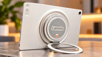 جهاز Lenovo اللوحي بتصميم خلفي يضم مكبر صوت دائريًا من JBL.