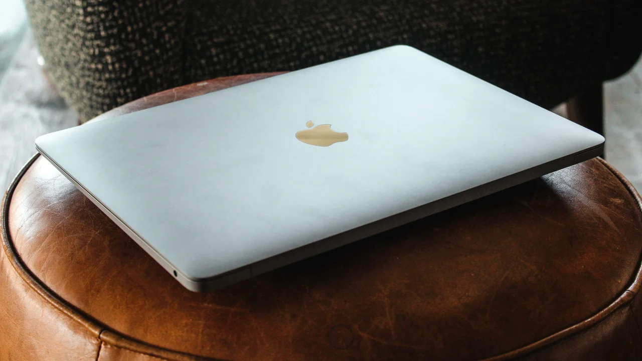 MacBook Pro OLED القادم بتصميم أنحف بعد إعادة تصميم مكوناته الداخلية