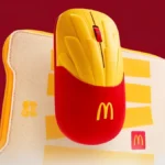 ماوس ماكدونالدز Fry Mark المصنوع جزئيًا من ألعاب Happy Meal المعاد تدويرها مع حقيبة تتحول إلى لوحة ماوس