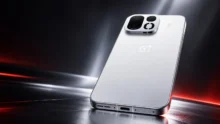 هاتف OnePlus Ace 7 Pro باللون الأبيض مع تصميم الكاميرات الخلفية والإطار المعدني