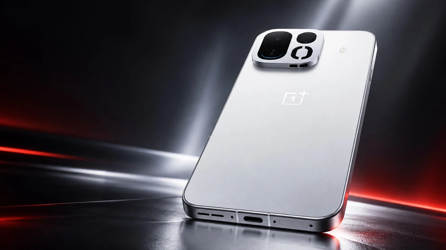 هاتف OnePlus Ace 7 Pro باللون الأبيض مع تصميم الكاميرات الخلفية والإطار المعدني
