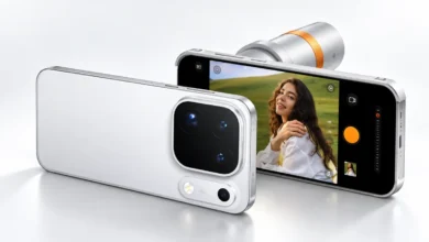 هاتف OPPO Find X10 باللون الفضي مع وحدة الكاميرات الخلفية وملحق التصوير المقرب