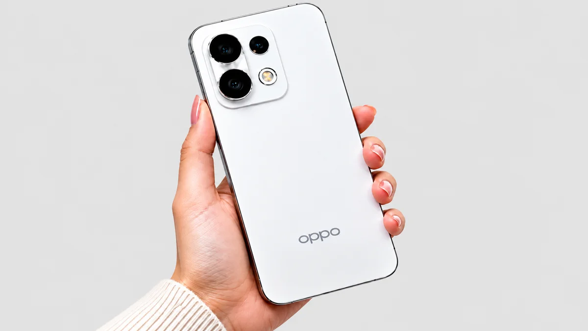 هاتف OPPO Reno17 Pro باللون الأبيض مع إبراز تصميم الكاميرا الخلفية ضمن سلسلة Reno17 المرتقبة في نوفمبر 2026.