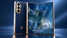 هاتف Samsung W27 القابل للطي باللون الأزرق الداكن وإطار ذهبي.