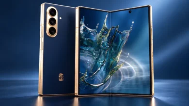 هاتف Samsung W27 القابل للطي باللون الأزرق الداكن وإطار ذهبي.