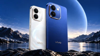 هاتف Vivo Y600 5G ببطارية 10000 مللي أمبير، يظهر باللونين الأزرق والأبيض مع تصميم الكاميرات الخلفية.