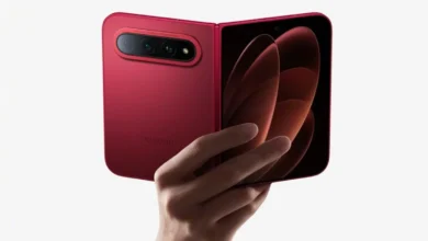 هاتف Xiaomi 18 Fold القابل للطي باللون الأحمر مع كاميرات Leica.