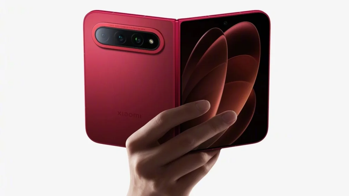هاتف Xiaomi 18 Fold القابل للطي باللون الأحمر مع كاميرات Leica.